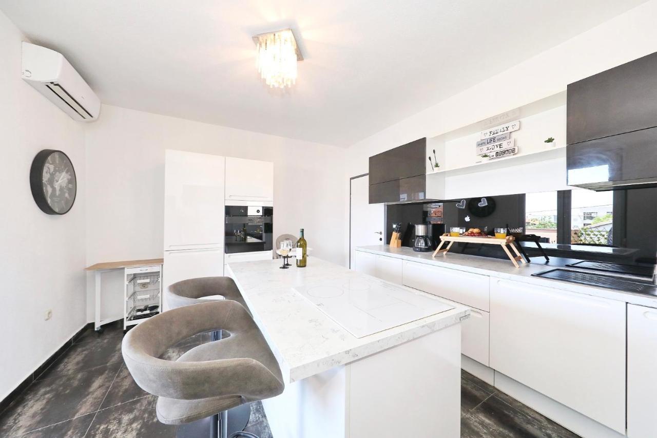 Apartman Nika Sa Jacuzzijem Задар Екстериор снимка